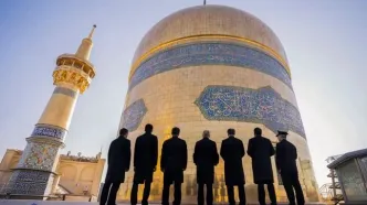 تصاویری از مراسم تعویض پرچم گنبد حرم رضوی