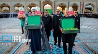 تصاویر آیین تعویض پرچم گنبد منور رضوی