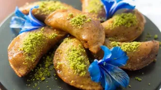 عصرونه امروز: طرز تهیه قطایف عربی؛ دسر خوشمزه و ترد با مغز پسته و شربت زعفرانی