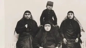 «ناصرالدین شاه» در کنار زنان عقدی و صیغه‌ای حرمسرا