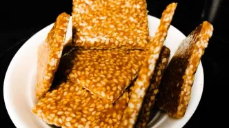 عصرونه امروز: طرز تهیه پولکی کنجدی؛ شیرینی نازک و تردی که با یک فنجان چای فوق‌العاده می‌شود!