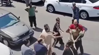 فیلم کتک خوردن 2 زن توسط یک مرد گیلانی وسط خیابان /مرد خشمگین از همسرش حمایت کرد