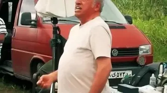 آوازخوانی علیرضا خمسه در پشت صحنه «استخر»/ ویدئو