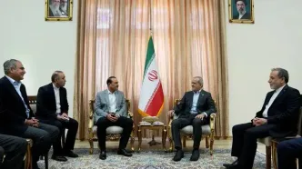 کیهان: فرمانده ارتش پاکستان هیچ کاری نداشت/ بیخودی با پزشکیان و قالیباف دیدار کرد!