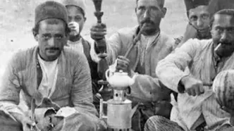 سفر در زمان؛ ارباب در حال قلیان کشیدن روی دوش خدمتکاران در دوره قاجار