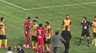 درگیری بازیکنان سپاهان و تراکتور در پایان نیمه اول؛ تنش در زمین