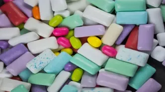 اگر به کودکتان آدامس می‌دهید، حتما این نکات را بدانید
