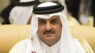 تیپ متفاوت امیر قطر در یک کافه در پاریس/ ویدئو