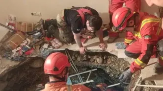 دهان باز کردن ناگهانی گودال ۴ متری در تهران حادثه‌ساز شد