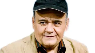 سنگ مزار اکبر عبدی سرانجام نصب شد