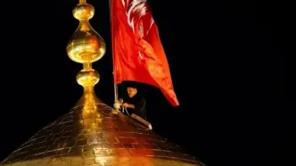 تصاویر؛ تعویض پرچم حرم امام حسین و حضرت عباس
