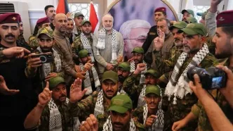 عکس یادگاری قالیباف در قبرستان وادی‌السلام