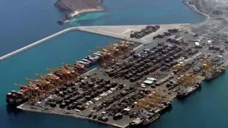 افتتاح خط دریایی مستقیم حمل‌ونقل میان امارات و چین/ یک کشتی غول پیکر حامل بیش از 6000 خودرو تولید شرکت چینی در بندر خور فکان در شارجه امارات پهلو می‌گیرد