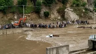 فوران آب پس از شکستگی خط انتقال آب به بجنورد