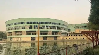 شیرجه اسیدی داریوش اقبالی به داخل دریاچه پارک ارم