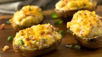 طرز تهیه سیب‌زمینی شکم‌پر پنیری با سس بشامل
