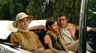 کیهان باز هم علیه شبکه نمایش خانگی: فیلم «صد سال به این سال‌ها»  پهلوی را تطهیر کرده