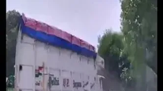 لحظه واژگونی کامیون پس از برخورد با شاسی‌بلند