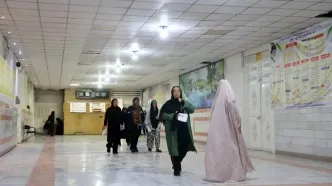 تصاویر؛ اهدای گل به زنان زندانی