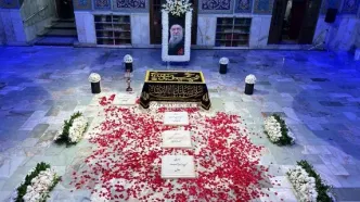 آیت‌الله سبحانی کنار مزار رهبر شهید انقلاب