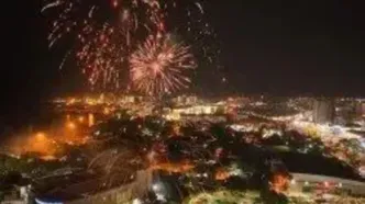 نورافشانی شب نخست جشنواره کیش ۰۵ در آسمان جزیره