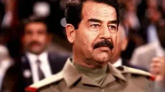 صدام در حال نماز خواندن با کلت کمری؛ اواخر دهه ۵۰