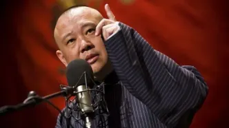 کمدین چینی با سیاست شوخی کرد و بازجویی شد | سقوط خنده در تالار سانسور