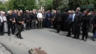 تصاویر؛ اقامه نماز بر پیکر ابوالقاسم قاسم زاده توسط سید محمد خاتمی/ ظریف و همتی هم بودند