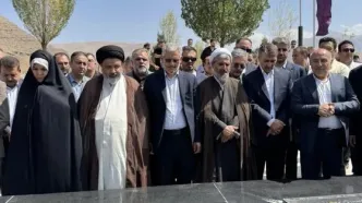 ادای احترام دبیر شورای عالی مناطق آزاد و مسئولان به مقام شامخ شهدای ماکو