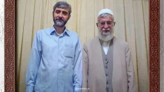تصویری از شهید مصباح‌الهدی باقری در کنار رهبر شهید انقلاب اسلامی