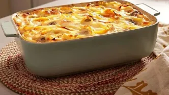 طرز پخت یک شام لذیذ با سینه مرغ، قارچ و پنیر پیتزا