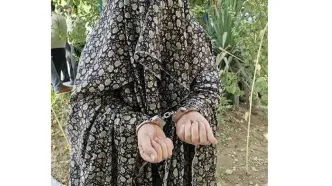 فیلم / این زن طلای دختربچه ها را می دزدید / گریه های دختران کوچولو را ببینید