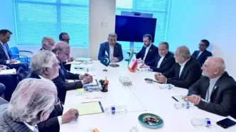 دیدار و گفت‌وگوی پزشکیان با نخست وزیر پاکستان