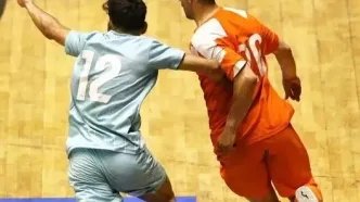 صحنه عجیب در لیگ برتر؛ هوادار معترض در تور گیر افتاد!