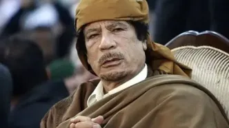 سفر در زمان: قذافی در حال دست دادن با نلسون ماندلا سال ۱۳۷۸