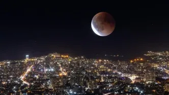 قابی تماشایی از ماه خونین آسمان تهران