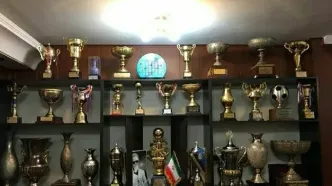برای زنوزی هواپیما چارتر می‌کنیم بیاید جام‌های استقلال را لمس کند