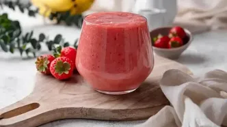 طرز تهیه اسموتی گریپ فروت با موز و توت فرنگی