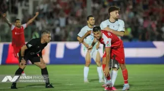 لگد زدن هافبک ذوب‌آهن به درِ اتاق داوران پس از بازی با پرسپولیس!
