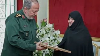 اهدای لوح سپاس رئیس‌جمهوری به همسر شمخانی