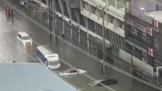 غرق شدن خودروها در پی بارش باران در تایلند