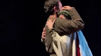 تئاتر ایران برای نمایش آغوش زن و مرد به راهی تازه متوسل شد