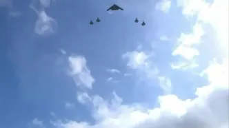 لحظه عبور بمب‌افکن‌ B-2 و جنگنده‌های F-22 بر فراز کاخ سفید در مراسم ویژه ترامپ برای رئیس جمهور چین
