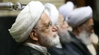 دیده‌بوسی پزشکیان و کروبی در مراسم ختم احمد ناطق نوری