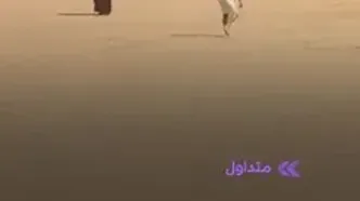 فوتبال بازی کردن یک زوج با پوشش متفاوت خبرساز شد