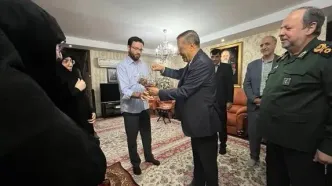 دیدار معاون اجرایی رئیس‌جمهور و سرپرست وزارت دفاع با خانواده وزیر دفاع شهید