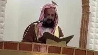 پرنده کوچک روی سر امام جمعه نشست