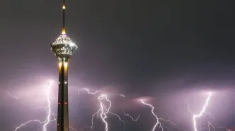 عکس؛ برج میلاد در شب پر صاعقه تهران