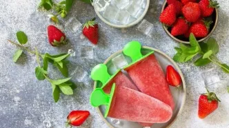 طرز تهیه یخمک توت فرنگی؛ محبوب‌ترین دسر یخی خانگی