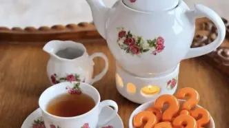 کنار چای چه بخوریم که مفیدتر باشد؟ این خوراکی‌ها را جایگزین قند و شیرینی کنید!